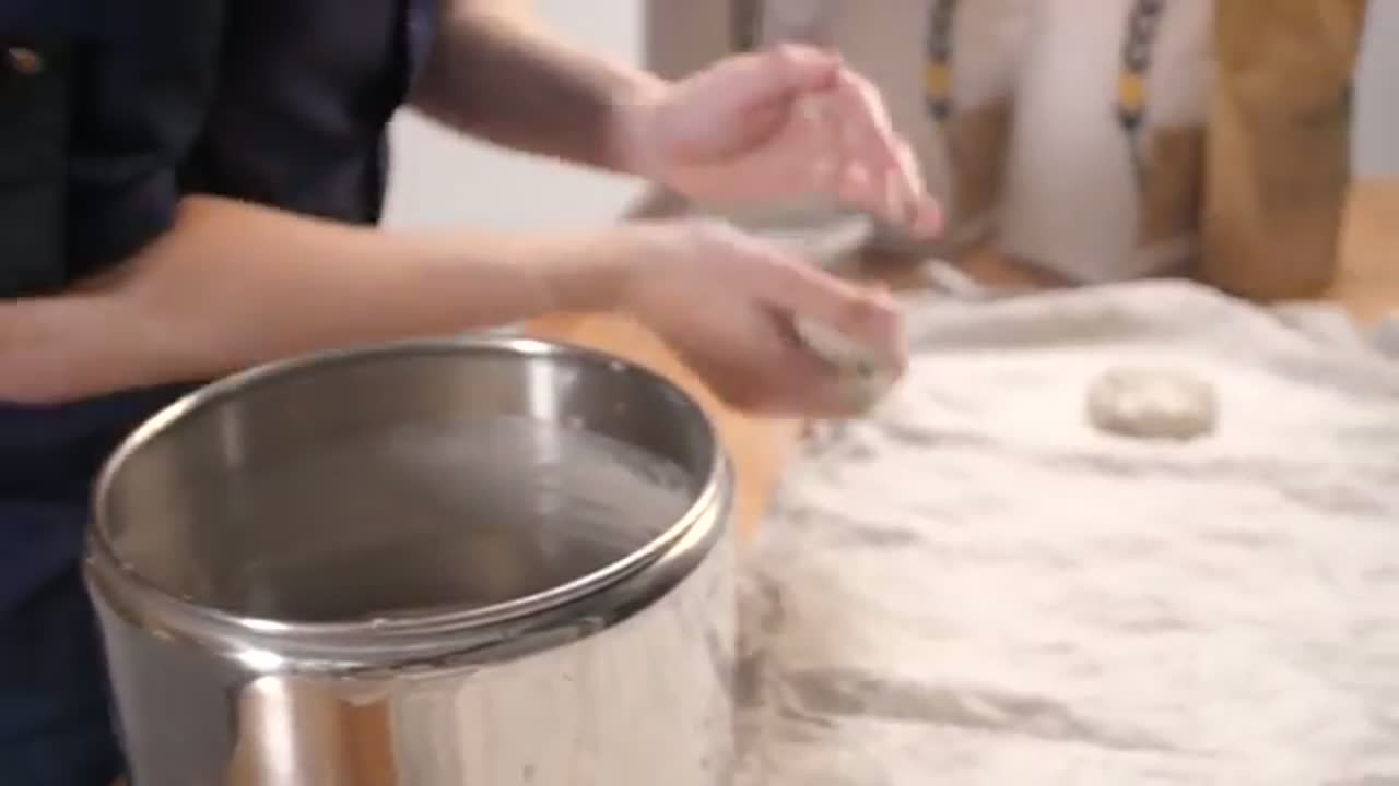 六枚面团撒粉静置