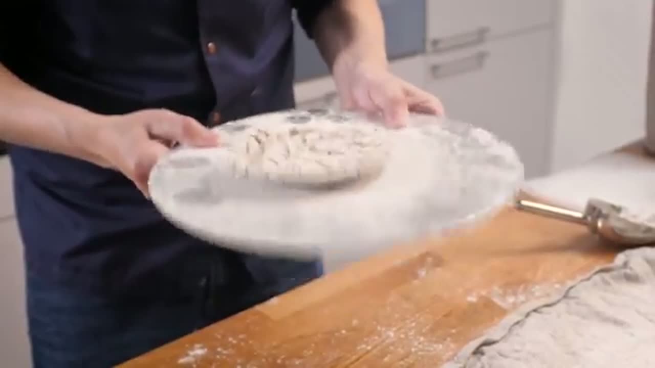 转动托盘把面团摇扁