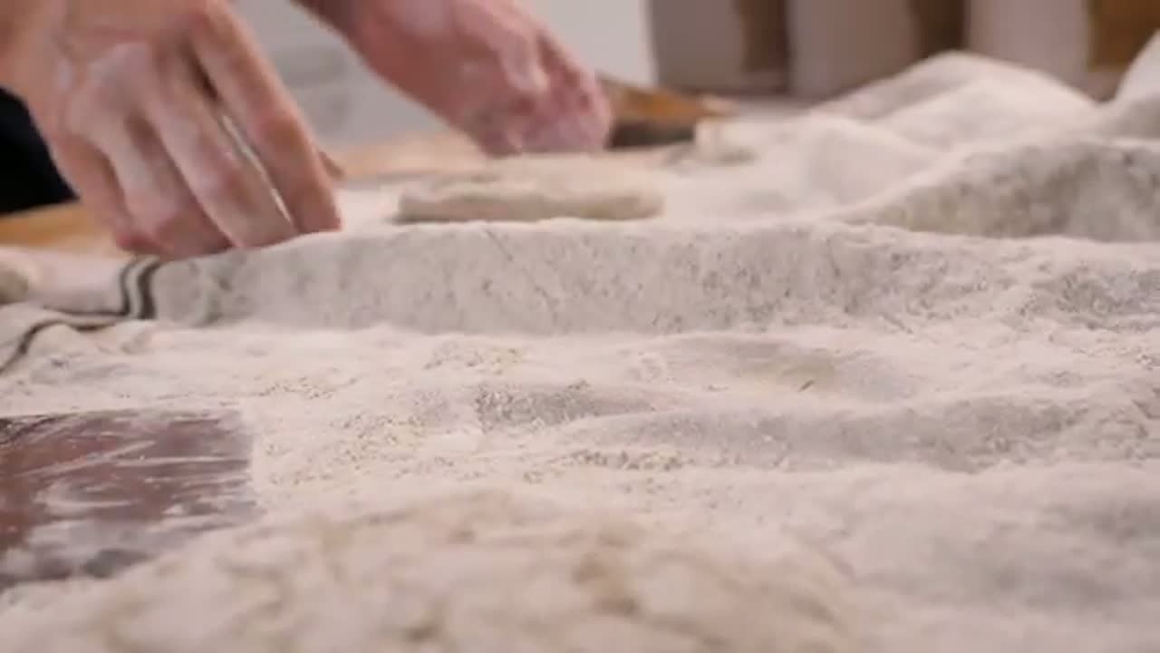 多片已摇好，铺在烤纸上