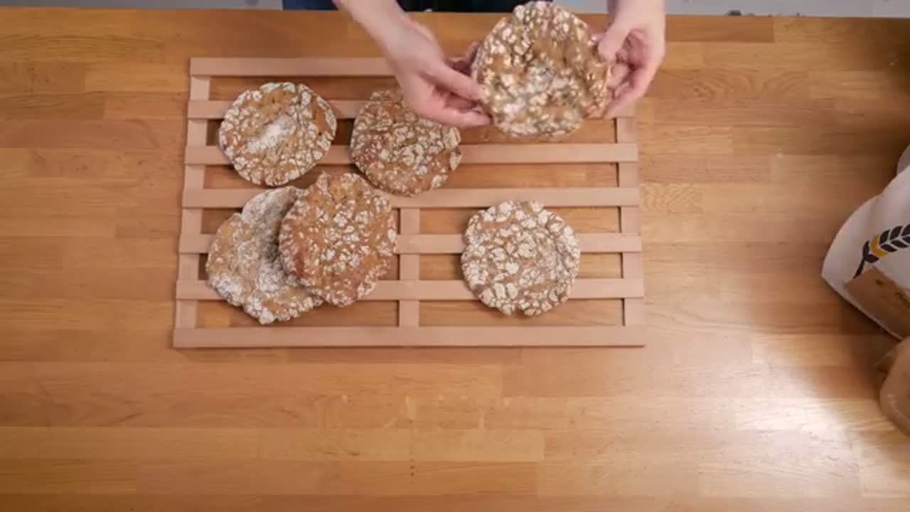 出炉后的扁圆脆面包